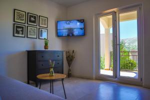 TV a/nebo společenská místnost v ubytování Apartmani Nana Mija