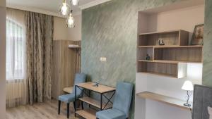 a room with a table and two chairs and a table and shelves at Harmonia Garden Hotel&Gastroyard in Garni