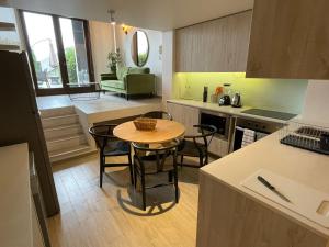a kitchen and dining room with a table and chairs at HOM I Espectacular Loft conEstacionamiento en Valparaíso in Valparaíso