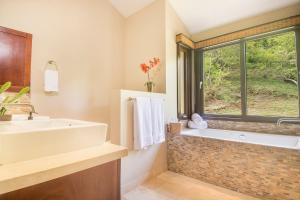 Koupelna v ubytování Luxury Home with Views and Infinity Pool Near Beach! + 32 fotografií