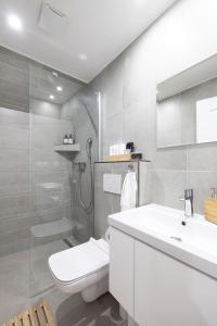 La salle de bains est pourvue d'une douche, de toilettes et d'un lavabo. dans l'établissement Serenity, à Pribylina