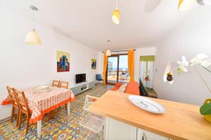 een woonkamer met een tafel en een eetkamer bij A' casa 'e Carmeniello in Ischia