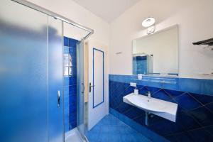 A bathroom at A' casa 'e Carmeniello