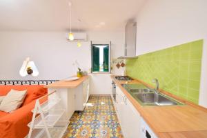 A kitchen or kitchenette at A' casa 'e Carmeniello