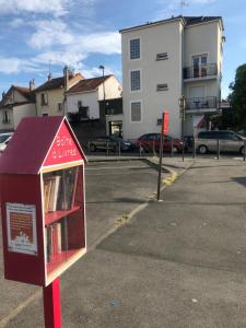 un stand de livres dans un parking à côté d'un bâtiment dans l'établissement Studio Moderne & Cosy Proche Paris, à Rosny-sous-Bois