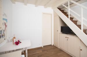 białe schody z telewizorem w pokoju w obiekcie Myconian Old Town Maisonette THE MIMIs PLACE w mieście Mykonos