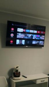 Televízia a/alebo spoločenská miestnosť v ubytovaní Pokoje hotelowe Nad Zalewem