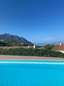 una piscina azul con vistas al océano en Stella Maris - Abba Urci, en Tertenìa
