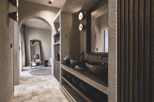 uma casa de banho com 2 lavatórios e um espelho grande em Noma Milos - Delmar Collection em Provatas