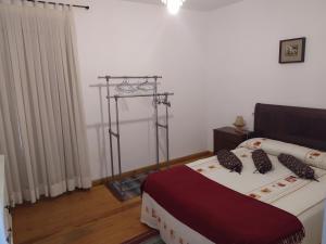 1 dormitorio con 1 cama en una habitación en Villa Milera, en Buelles