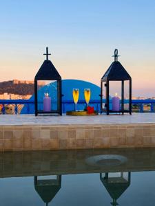 una mesa con dos copas de vino y dos cruces en Dar Colibri - Maison d'hôtes à Kélibia, en Kelibia