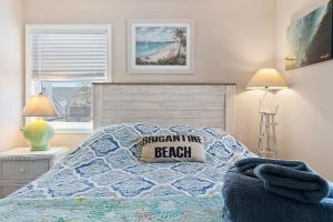 Unit B 2nd fl 2nd fl Hideaway 2 Block to Beach Parking客房内的一张或多张床位