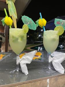 a couple of glasses with margaritas with lime at Pousada Solarium-UNIDADE 2 - HOTEL BOUTIQUE in Guarujá