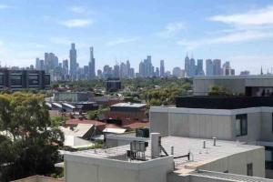 uitzicht op een stad met een skyline van de stad bij Readyset Apartments at Marque in Melbourne