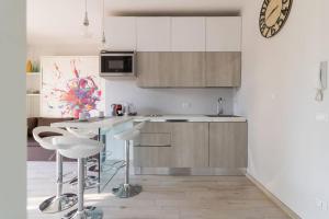 eine Küche mit einer Theke und einer Uhr an der Wand in der Unterkunft Casa Francesca in Peschiera del Garda