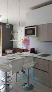 eine Küche mit einem Tisch und einigen Stühlen in der Unterkunft Casa Francesca in Peschiera del Garda