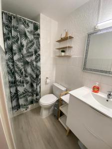 e bagno con servizi igienici, lavandino e doccia. di Superbe Apt, 250m plage du môle, clim, parking a Cap d'Agde