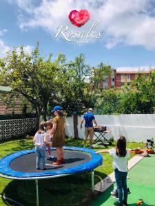 un grupo de personas jugando en un trampolín en ROSALES Apartamento y jardín en Oviedo