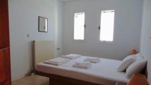 A bed or beds in a room at Agrambeli Rooms & Apartments