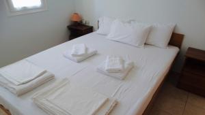 Agrambeli Rooms & Apartments tesisinde bir odada yatak veya yataklar