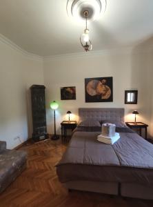 um quarto com uma cama com um bolo em cima em Skorpion em Belgrado