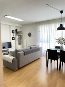 sala de estar con sofá y mesa en Apartamento Pinares, en Soria