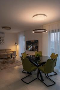 Televízia a/alebo spoločenská miestnosť v ubytovaní Villa Magna luxury apartments