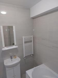 y baño con aseo, lavabo y espejo. en Hotel Babilon, en Bucarest