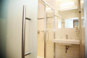 W łazience znajduje się umywalka i prysznic. w obiekcie Tinschert Hotel-Restaurant-Partyservice w mieście Schwertberg