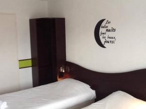 Postel nebo postele na pokoji v ubytování Couett' Hotel Rumilly