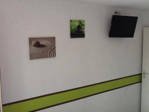 quatro imagens numa parede com uma televisão em Couett' Hotel Rumilly em Rumilly