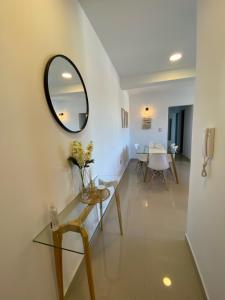 - un salon avec une table en verre et un miroir dans l'établissement Departamento Bambú Salta Capital, à Salta