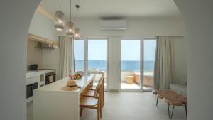 Kuchyňa alebo kuchynka v ubytovaní Sfakia Seaside luxury Suites