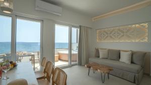 Posedenie v ubytovaní Sfakia Seaside luxury Suites