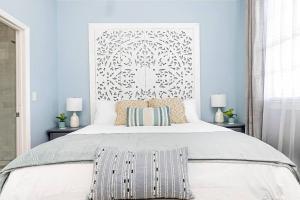 Katil atau katil-katil dalam bilik di Penthouse with Courtyard - 1 BLOCK TO KING ST