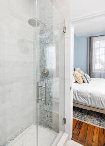 Bilik mandi di Penthouse with Courtyard - 1 BLOCK TO KING ST +28 gambar