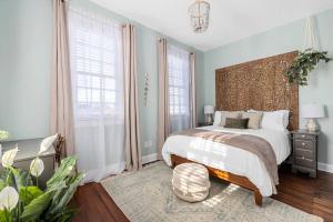 Katil atau katil-katil dalam bilik di Penthouse with Courtyard - 1 BLOCK TO KING ST