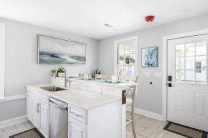 Dapur atau dapur kecil di Penthouse with Courtyard - 1 BLOCK TO KING ST