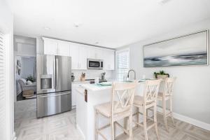 Dapur atau dapur kecil di Penthouse with Courtyard - 1 BLOCK TO KING ST
