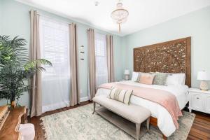 Katil atau katil-katil dalam bilik di Penthouse with Courtyard - 1 BLOCK TO KING ST