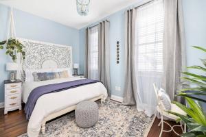 Katil atau katil-katil dalam bilik di Penthouse with Courtyard - 1 BLOCK TO KING ST