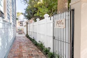Gambar di galeri bagi Penthouse with Courtyard - 1 BLOCK TO KING ST di Charleston