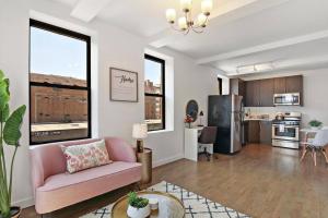sala de estar con sofá rosa y cocina en 1BR Peaceful & Complete Apt with In-unit Laundry - Lake 303 en Chicago