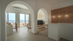 Televízia a/alebo spoločenská miestnosť v ubytovaní Sfakia Seaside luxury Suites
