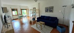 ein Wohnzimmer mit einem blauen Sofa und einem Tisch in der Unterkunft EasyHouse in Fiuggi