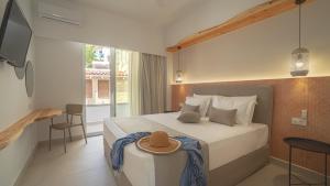 Posteľ alebo postele v izbe v ubytovaní Sfakia Seaside luxury Suites