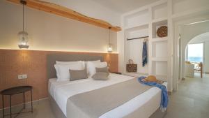 Posteľ alebo postele v izbe v ubytovaní Sfakia Seaside luxury Suites
