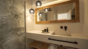 Kúpeľňa v ubytovaní Sfakia Seaside luxury Suites