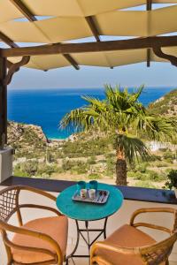 un tavolo su un balcone con vista sull'oceano di Mountain & Sea Villa a Kyra Panagia