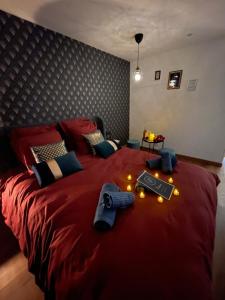 Giường trong phòng chung tại Vénus Love room Escapade romantique avec jacuzzi